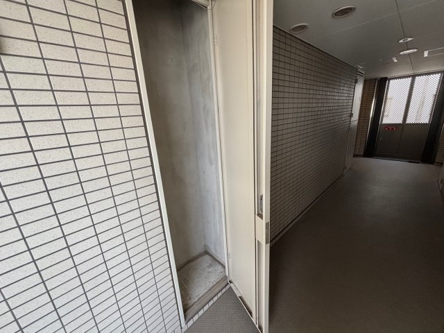 玄関横には無料のカギ付きのトランクルームあります。