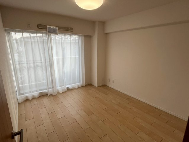 落ち着いた色調の洋室です。