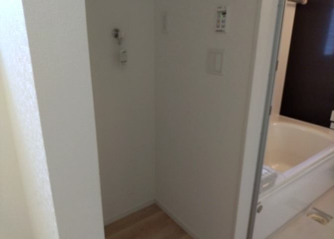 ランドリースペースも気になります。洗濯機置場があり「洗う、干す、取り込む、アイロンがけ、たたむ」など、洗濯に関する家事をするための空間です。広さや収納など付帯設備も含めて、詳細は現地でご確認ください。