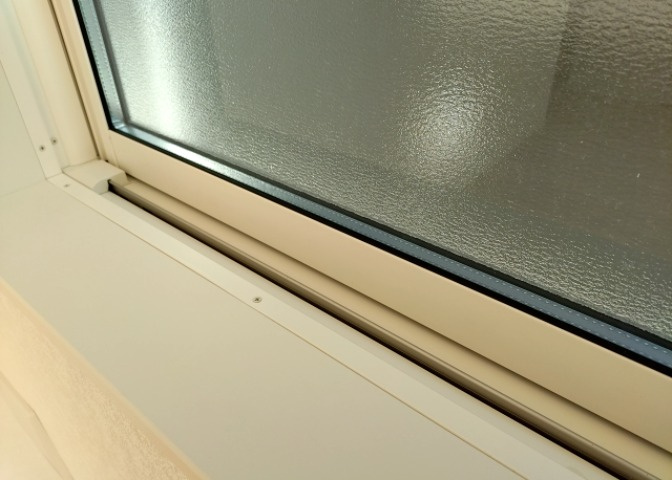 サッシとは、ガラス窓に使用される金属製の窓枠のことです。一般的に住宅建築では、金属製建具工事の段階で備え付けるもので、ガラス類や玄関、バスルームのスチール製のドアなどと同じタイミングで工事を行います。