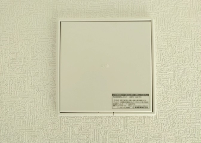1日中建物内の換気が行われるように設計された仕組みです。気密性の高い住宅は、家に籠った空気でシックハウス症候群になる可能性がありますが、24時間換気システムであれば計画的な換気で対策が可能です。