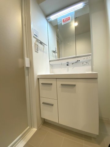 新規交換済みの使い勝手の良い独立洗面化粧台です。大きな鏡と清潔感のある洗面ボウルが魅力で、身支度をスムーズに行えます。鏡裏や下部には小物をすっきりと収納できるスペースが備わっています。