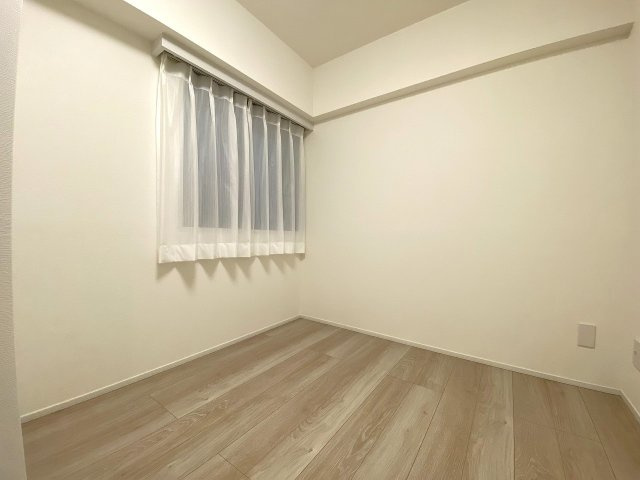 5.1帖の明るく快適な洋室スペースです。独立性が高く、寝室や書斎、子ども部屋など多目的にご活用いただけます。収納クローゼットも完備されているため、お部屋をすっきりと保つことができます。