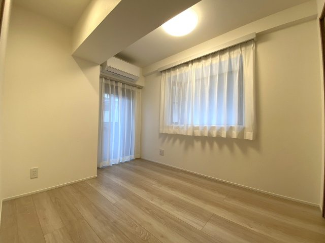 3.9帖の利便性の高い納戸スペースです。季節物の衣類や大型の荷物、趣味の道具などをたっぷり収納できます。ワークスペースや納戸としても多用途に活用できる使い勝手の良い一室となっております。