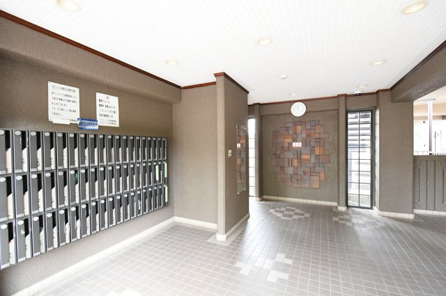 最上階南向きの為、陽当り・通風・眺望良好。高司小学校がすぐ隣にあるため、通学が大変便利で親御さんも安心。
