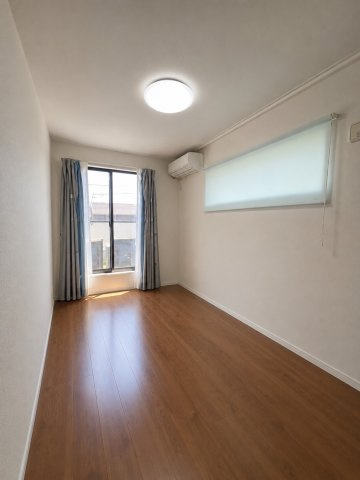 2階洋室　陽当たり良好！　※画像加工による家具消しを行っております。実際の室内と一部異なる可能性があります。