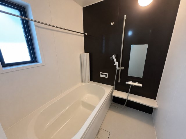窓のある浴室！　※画像加工による家具消しを行っております。実際の室内と一部異なる可能性があります。