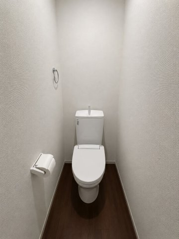 1階トイレ　※画像加工による家具消しを行っております。実際の室内と一部異なる可能性があります。