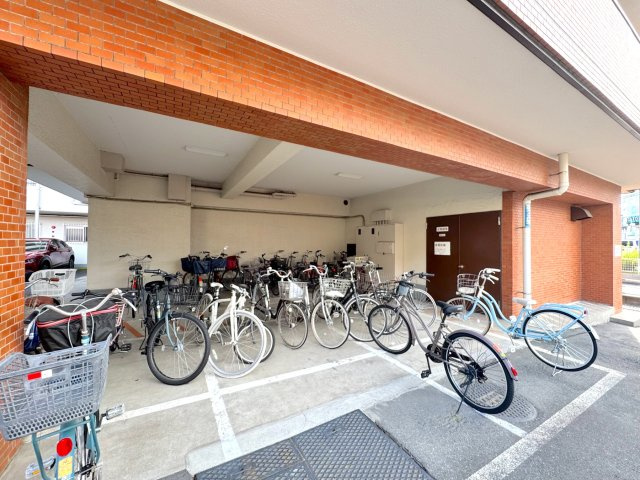 屋根付きで大切な自転車を雨風からしっかりと守ってくれる、綺麗に整備された使いやすい駐輪場。日々の通勤や通学、お買い物のお出かけにも大変便利で、管理体制の良さがしっかりと伝わる安心の共用スペースです。