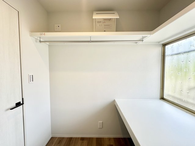1階にはウォークインクローゼットがあります。広さは2.3帖。ハンガーポールや棚も設置されており、整理整頓しながら荷物を収納することができます。大きな窓がついている為、換気ができて空気がこもりません。　