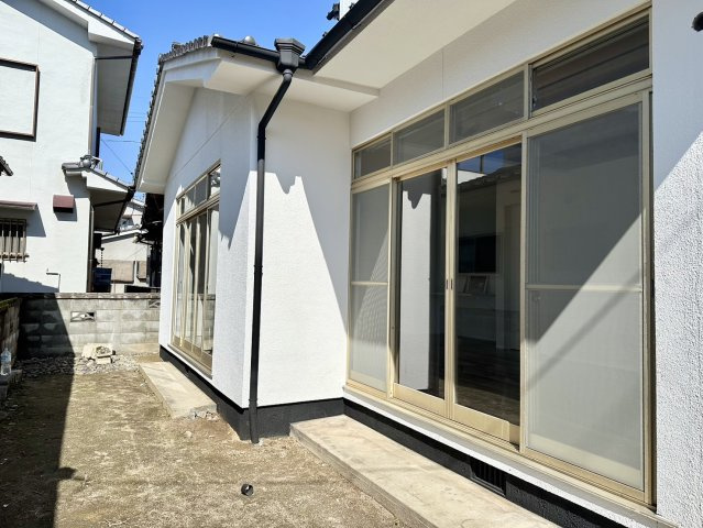 敷地の南側と東側にスペースがあります。広さがあるのでお子様が遊ぶ遊具を設置したり、DIYや家庭菜園で野菜を作ったり、ガーデニングで四季折々のお花を植えたりと、様々な用途に使用できます！　