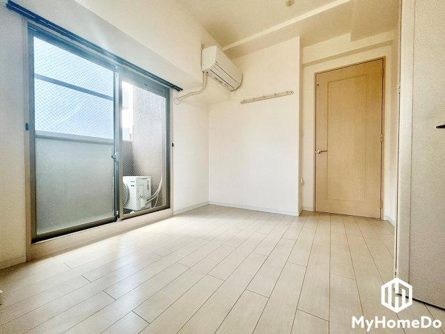 外の空気や自然光をたっぷりと採り入れられる大きな窓を採用。お部屋からスムーズにバルコニーへ出られるため、お洗濯物干しの動線としても便利です。