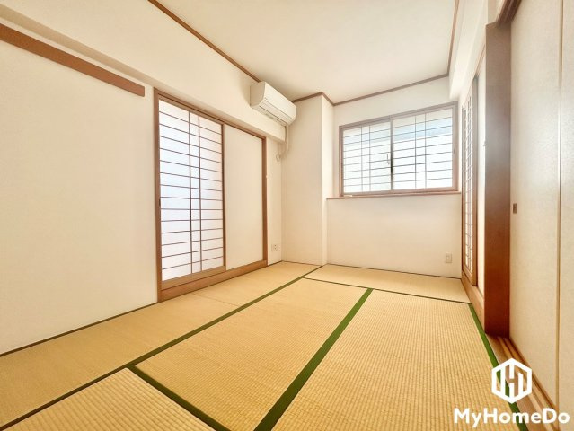 障子越しに広がる優しい自然光が畳を明るく包みます。2箇所に窓があるため換気もしやすく、イグサの香りを楽しみながら爽やかに過ごせます。