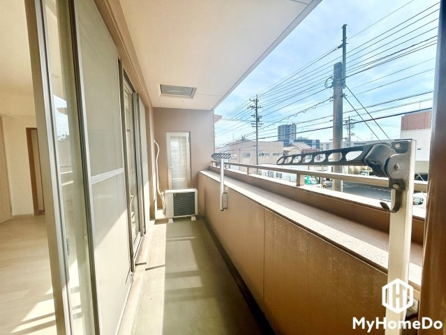 たっぷりの光が差し込むバルコニーは、お洗濯物を干すだけではもったいない開放的な空間。