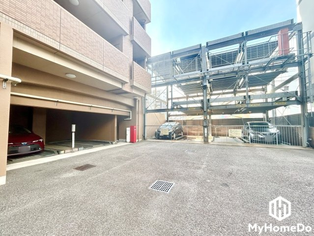 愛車を雨風や日差しから守りやすい建物下のピロティタイプと立体機械式を採用。