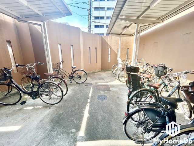 雨の日でも濡れにくいしっかりとした屋根を備えた、敷地内の駐輪スペースです。