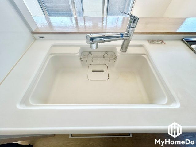 ワークトップとの継ぎ目がない一体型デザインのキッチンシンクです。汚れや水垢がたまりにくく、日々のお掃除はサッと拭くだけで完了。