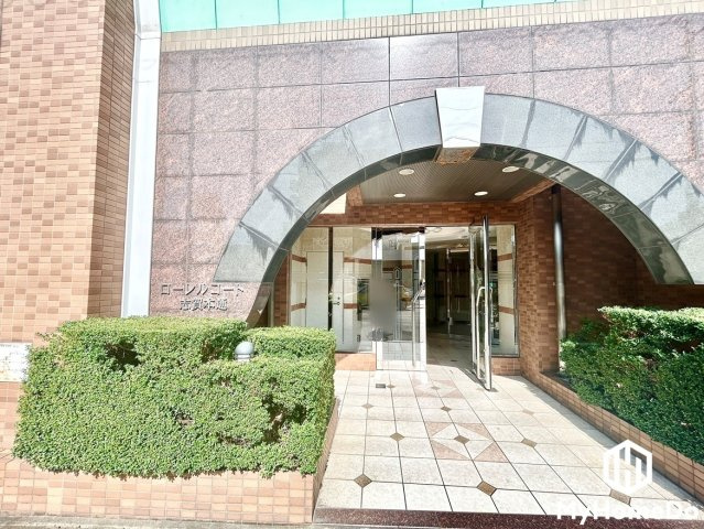 重厚感のある御影石調の壁面と、美しい曲線を描く大型アーチが印象的なエントランスです。