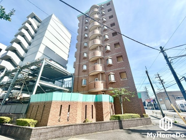 ブラウンの総タイル貼りが洗練された印象を与える外観です。角部屋ならではの緩やかなアールを描くバルコニーや小粋な出窓デザインが、建物の美しい立体感を演出。