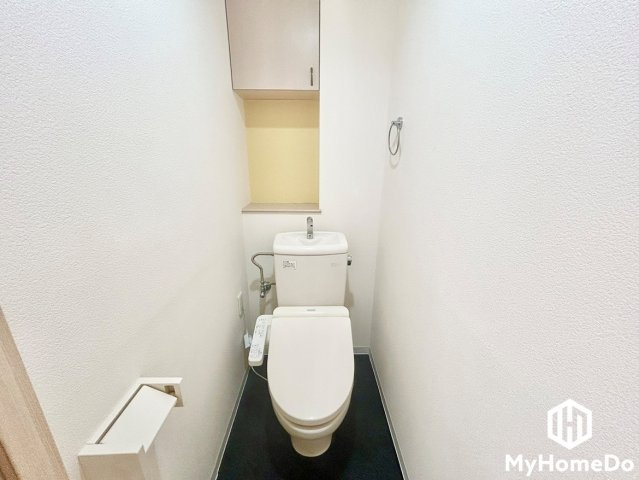毎日の快適な暮らしに欠かせない、温水洗浄機能付きのトイレです。上部には生活感を隠して収納できる便利な吊戸棚を設置。