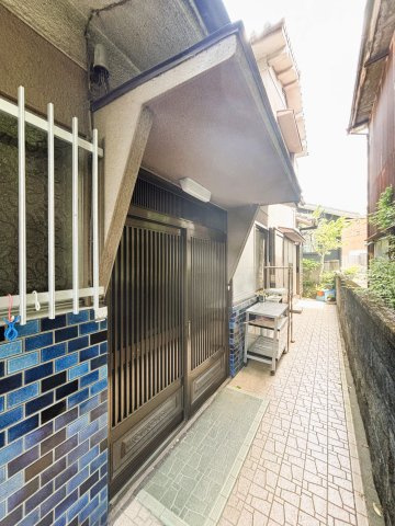 雨の日も安心の屋根付き玄関ポーチ