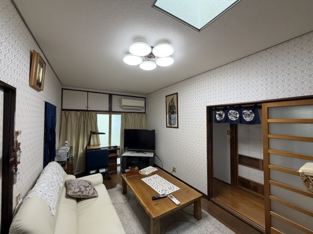 天窓からの光も心地よい、明るく開放感のあるリビング。風通しも良く、のんびりとくつろげる空間です。