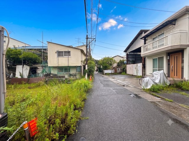 前面道路を含めた現地の様子。前面道路は交通量も比較的少なく、車の出入りや日常生活も安心して行えます。現地で道路幅や車の通行状況、周辺環境などをご確認いただき、新生活のイメージをぜひ膨らませてください。