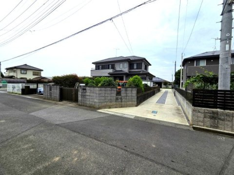 南東向きで陽当り良好！閑静な住宅街・全居室に収納がある5LDK！駐車スペース3台可(2台カーポート付)