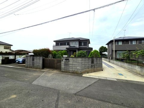 南東向きで陽当り良好！閑静な住宅街・全居室に収納がある5LDK！駐車スペース3台可(2台カーポート付)