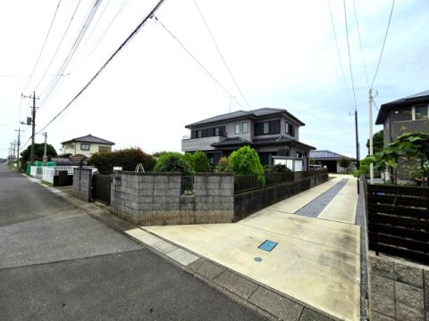 南東向きで陽当り良好！閑静な住宅街・全居室に収納がある5LDK！駐車スペース3台可(2台カーポート付)