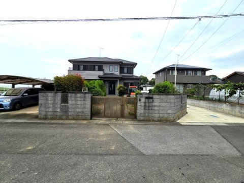 南東向きで陽当り良好！閑静な住宅街・全居室に収納がある5LDK！駐車スペース3台可(2台カーポート付)
