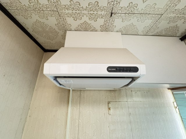 レンジフードが設置されており、調理中の煙やにおいを効率よく排出できます。窓との組み合わせにより、空気の入れ替えもしやすく、快適なキッチン環境を保ちやすい仕様です。お料理好きの方にも使いやすい設備。