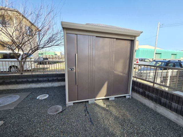 物置付きです！内部は広々としています！雪かきやタイヤの収納など、重宝しますよね！