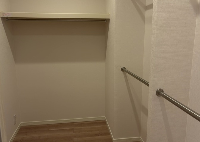 デザイン性を重視しすぎて収納が少なかった！なんてことにならないため、事前に現地で収納の数を確認しておくことをお勧めします。クローゼット以外にも床下収納や屋根裏収納、パントリーなどもチェックしましょう。