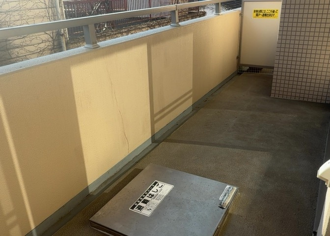 バルコニーは、室外の専用スペースのうち、「屋根がなく開放された空間」であるものを指します。ベランダより広いタイプのものが多く、日当たりもよいため家庭菜園などを楽しみたい人にとって適した環境となります。