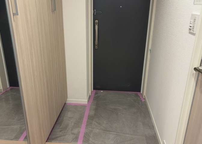玄関は家の顔でもあり、家族以外の目にも止まる場所です。玄関は外との間を仕切る扉、靴などをしまっておく収納スペース、靴脱ぎのたたきスペース、来客とのやり取りをするドアホンなど複数のアイテムからなります。