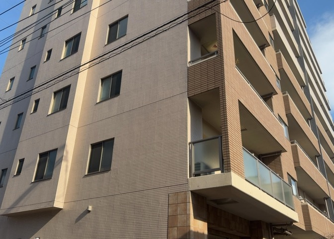 外観はマンション管理がされているかの目安になります。築年数が古いと、壁面は劣化してひび割れが生じることも！建物が古びていても細かいところが修繕されていると、きちんと管理されているなぁと感じるでしょう。