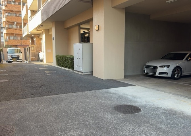 駐車場と明記されていても、最小スペースでつくられた駐車場だと大型車は駐車できなかったり、出入りしにくくなったりする可能性があります。お車のサイズと購入したい物件の駐車場のサイズを現地で確認しましょう。