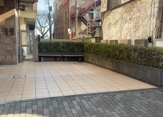 物件によっては、入居者が個人的に使用できる専用庭がついているものもあります。また、住宅の中にある土間の部分を庭と呼ぶこともあります。庭の用途は住む人によって変わり、それによってデザインもさまざまです。