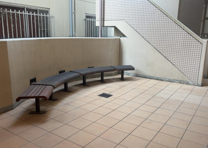 中庭（パティオ）とは、一つの建築物の内部に設けられた、壁などで囲われている庭のことを指します。コの字型、ロの字型が主流ですが、L字型の中庭もあります。最近では、インテリア性の高さからも人気があります。