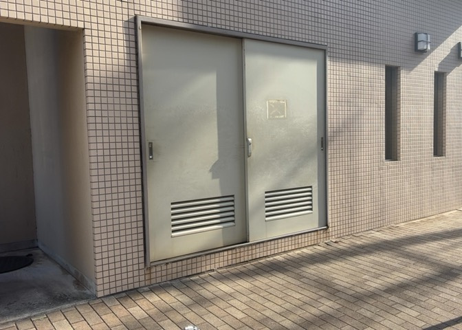共有部分は、住民なら誰もが使える設備のこと。例えば駐車場やエレベーター、インターネット設備、セキュリティ設備などがあります。他にも、マンションの廊下・外部階段やエントランス・ゴミ置き場などがあります。