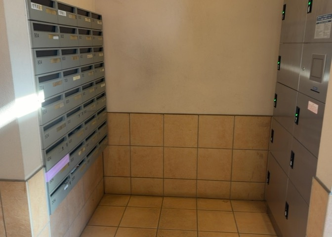 エントランス付近に設置されている集合ポストは、住んでいる部屋と離れているため、ポストをあさるなど誰かに何かされていても被害に気づきにくいです。入居する時には他人に特定されにくい番号で鍵をかけましょう！