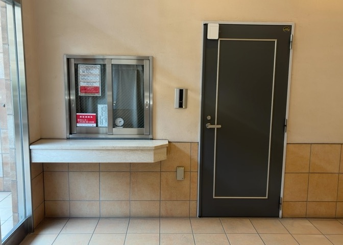 受付はマンションコンシェルジュがいる場合もあれば、管理人が滞在する小部屋を総称して呼ぶことがあります。主にエントランスに設置されていることから、防犯面でも期待ができます。防犯設備がない場合はより安心！