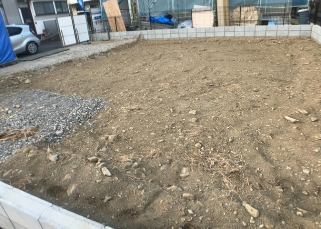 バルコニーは、室外の専用スペースのうち、「屋根がなく開放された空間」であるものを指します。ベランダより広いタイプのものが多く、日当たりもよいため家庭菜園などを楽しみたい人にとって適した環境となります。