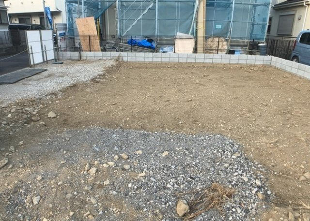 敷地内には、散水栓や立水栓があります。水道水を直接利用できるため、水を運ぶ手間を省くことが出来ます。大量の水を必要とする洗車作業や清掃などに役立ちます。その他設備とあわせて、現地でご確認ください。