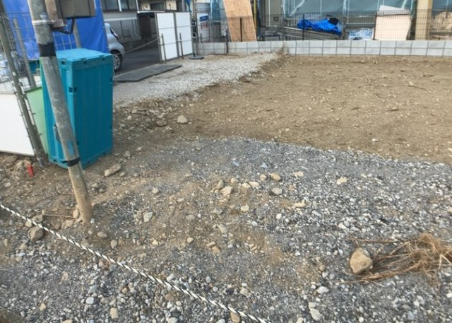 ベタ基礎とは、柱の位置に関係なく全体に基礎がある事を指し、面積が大きい分建物の重さを全体に分散できます。また、地面からの湿気や害虫を遮断でき、木造住宅で心配されるシロアリ被害を防ぐ効果も期待できます。