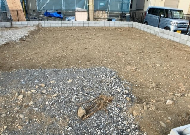 基礎パッキング工法とは、床下の換気確保のため基礎と土台の間に緩衝材を挟み込む工法です。土台の下に数十センチの間隔で設置されるため、全体的な隙間が生まれます。床下換気口に比べて高い通気性が確保されます。