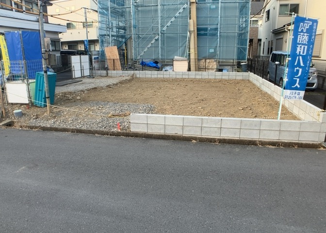 現地に行くなら、物件の周囲の地形がどうなっているかを見ることも大切です。周辺より低くなっている土地では、大雨などで水が集まりやすいため、地盤が弱くなっているということも考えられるため、注意が必要です。