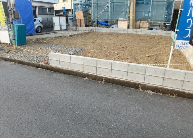 道幅が狭い場所は比較的土地の値段が低いことが多く、また交通量が少ないため騒音が少なく静かな環境で過ごせます。また、小さいお子様がいるご家庭も安心です。一方で車の駐車が難しいというデメリットもあります。