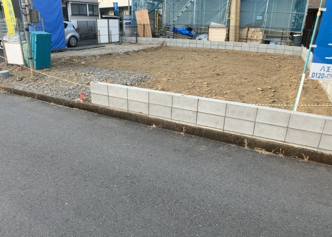 道幅が広い場所は日当たりや風通が良好です。幅が広いのですれ違いも可能ですし大きな車でも駐車可能！一方で、大型車が通ることも多くなるため交通量の増加により騒音に繋がります。また土地の値段が高くなります。